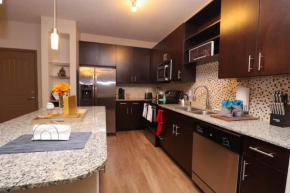 ***Luxury 2 Bedroom Apt Near ALL Attractions***